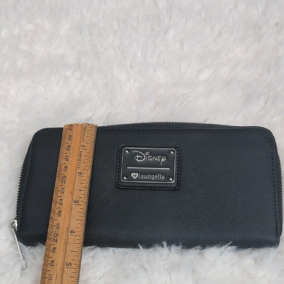 Loungefly Minnie Mouse Clutch Wallet - Picture 12 of 14